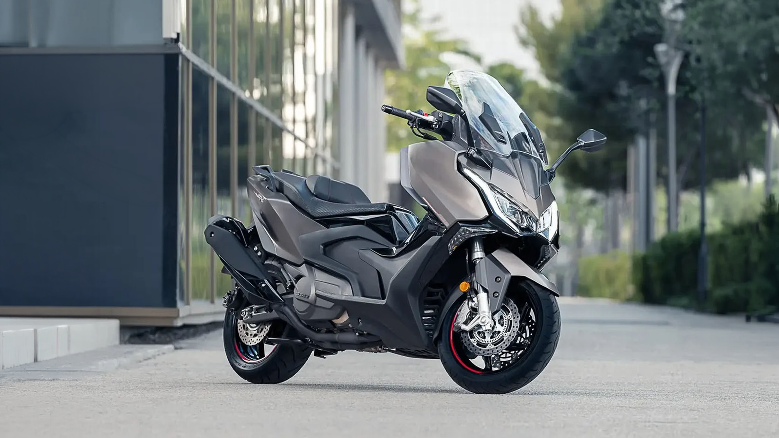 Kymco maxi scooter, sokakta üç çeyrek önden görünüm